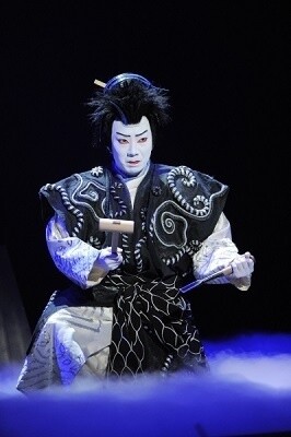 Ennosuke Ichikawa IV in Super Kabuki II’s “Sora wo Kizumu Mono.” Photo Credits: Shochiku Co., Ltd. 4