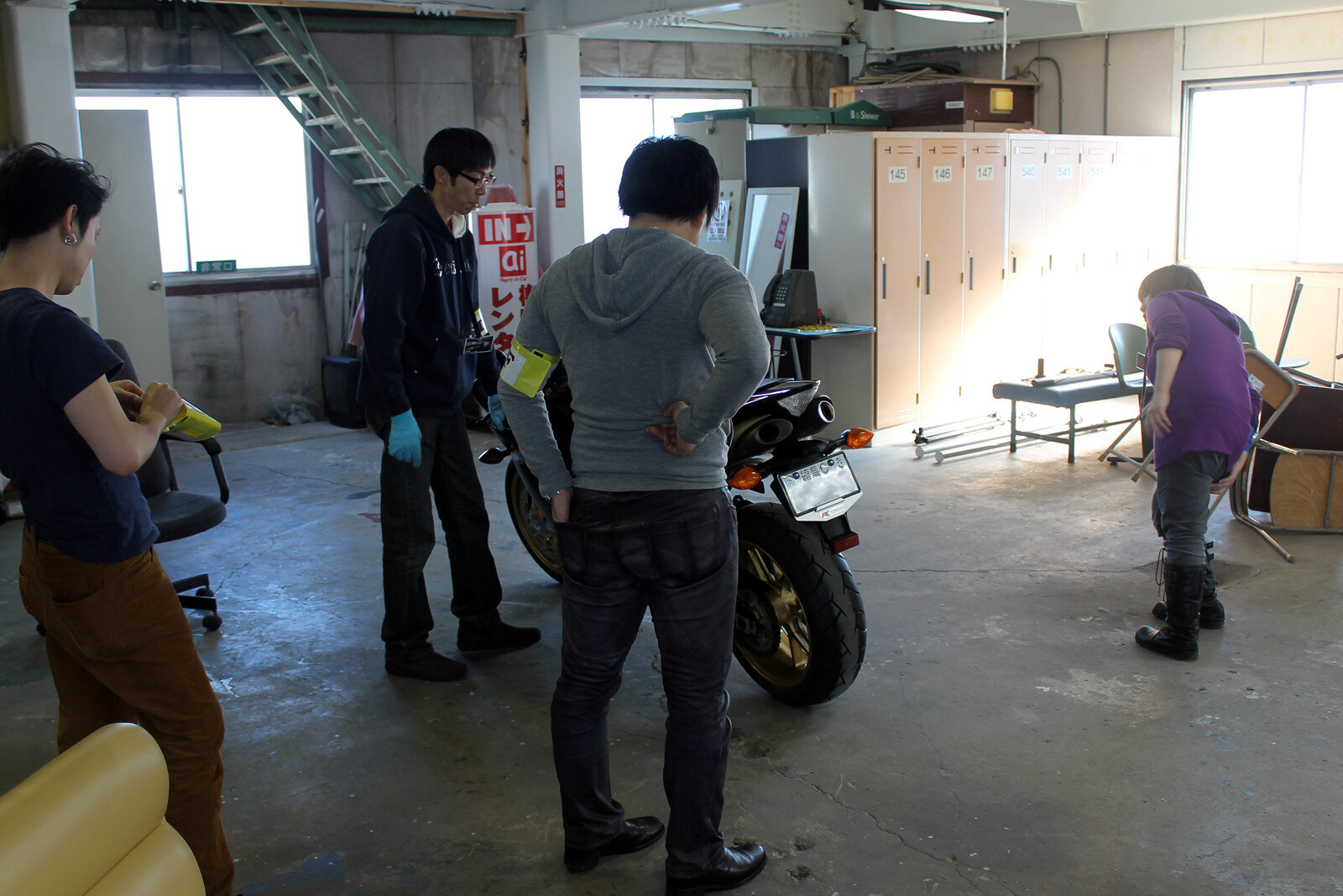 There were many surfaces that were bright and reflective. Natural light and lighting techniques were essential. 3