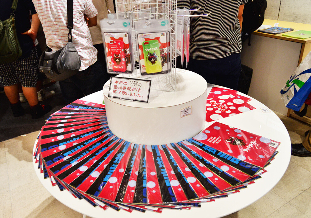 Those who purchased one of the products got to participate in the autograph signing. 3