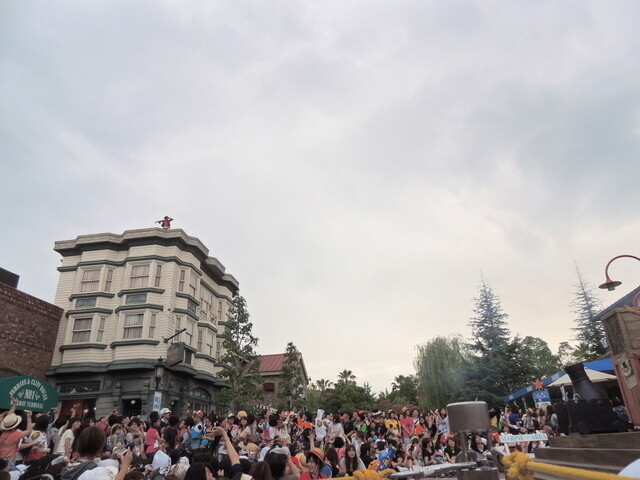 The showy production values are another highlight. 3