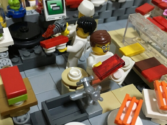 Japanese Lego fan builds a miniature, functioning conveyer belt sushi restaurant 【Video】 4