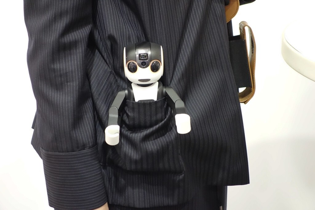 It’s Not a “Smartphone” - It’s “RoBoHon”! Sharp Debuts “RoBoHon” Robot That Also Turns into a Smartphone at CEATEC 2015 3