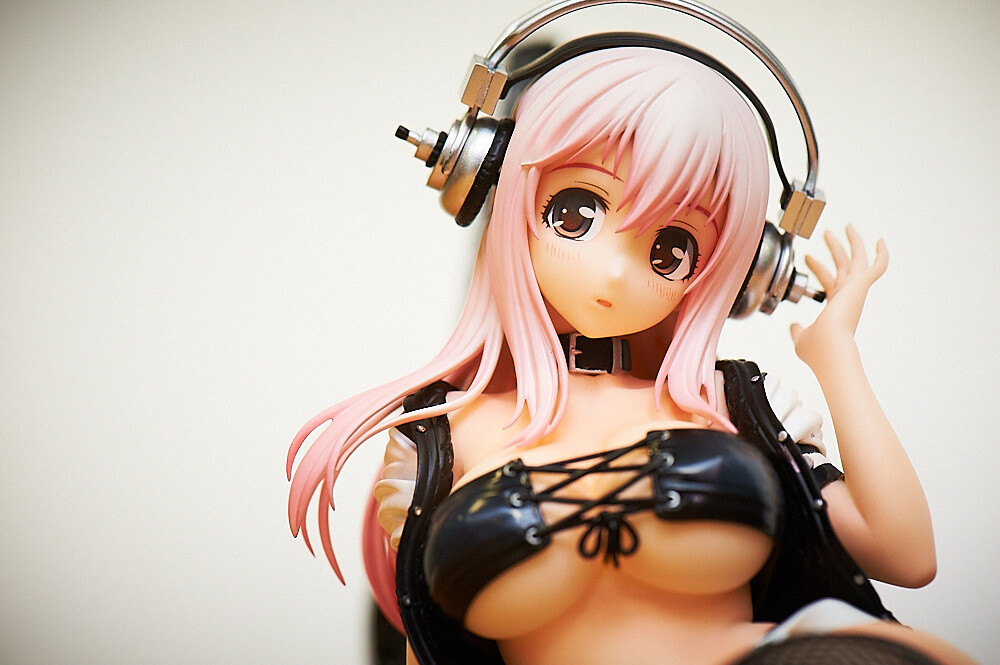 The 1/6 scale size gives it a dominating presence. Sonico’s various parts seem to have a lot of mass. 39