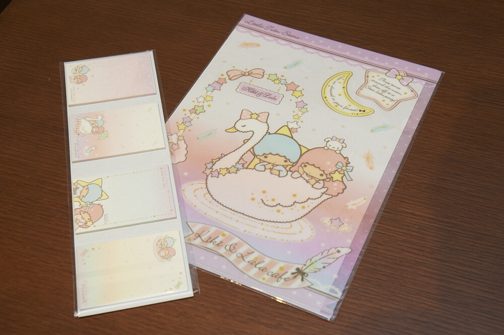 The two-piece Kiki & Lala Cafe clear file set (600 yen) and the Kiki & Lala Cafe notepad (600 yen). It’s always good to have stationery on hand, don’t you think? 4