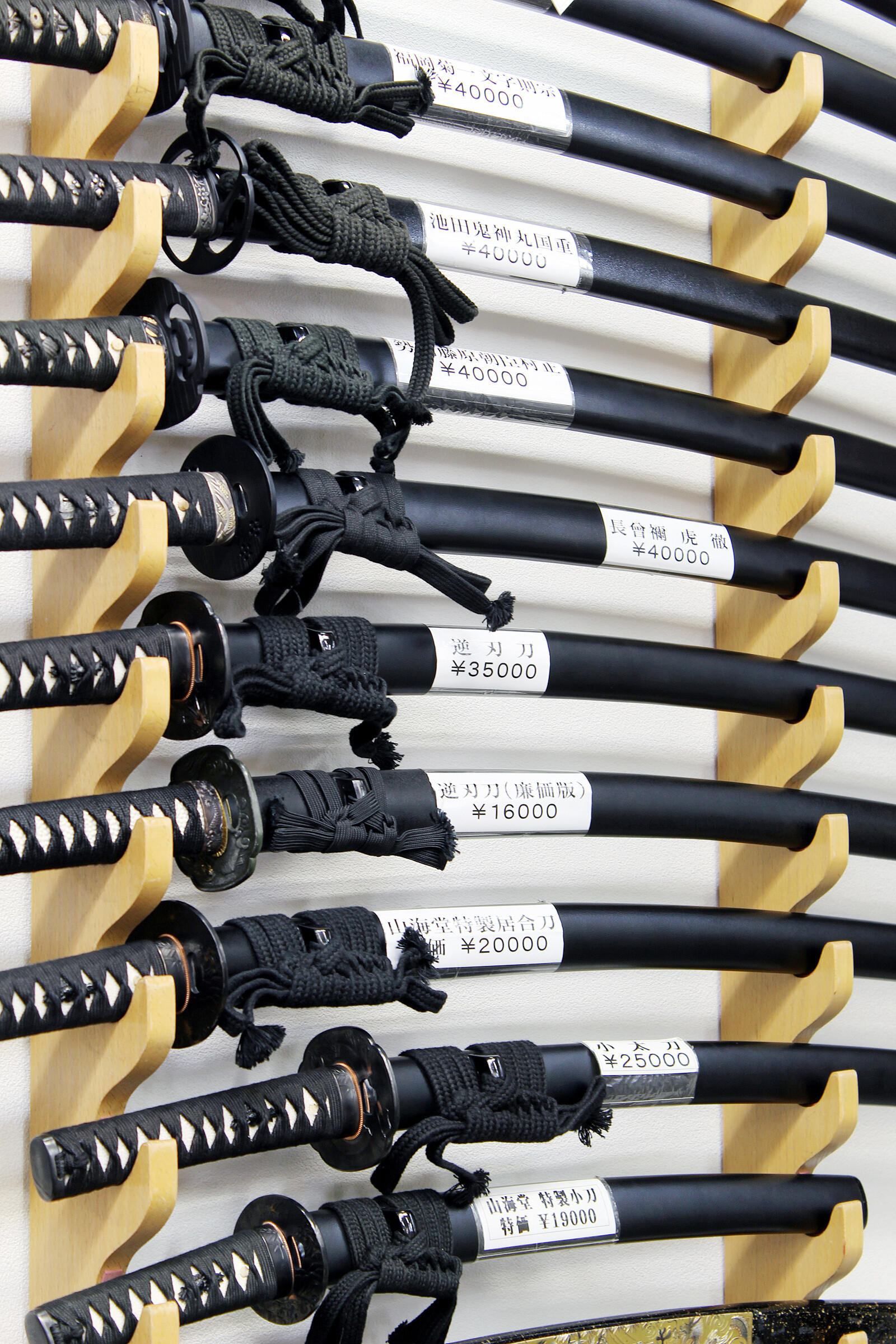 Our sources were right! The store does sell Kenshin’s reverse-blade sword! Judging from the scabbard, the Sakabato replicas look just like ordinary swords. 1