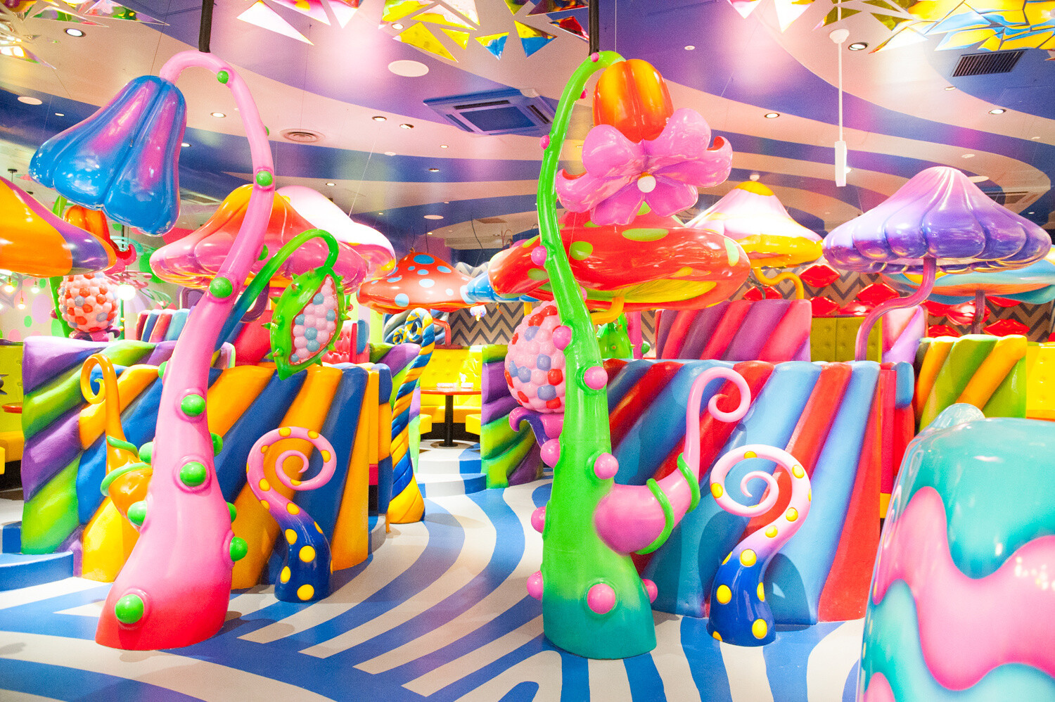 A cafe where you can experience the latest in Harajuku pop culture has opened - the Kawaii Monster Cafe. 17