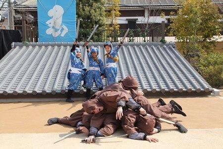 During the event, evil ninjas infiltrated, but Rantaro and his friends drove them out. 1