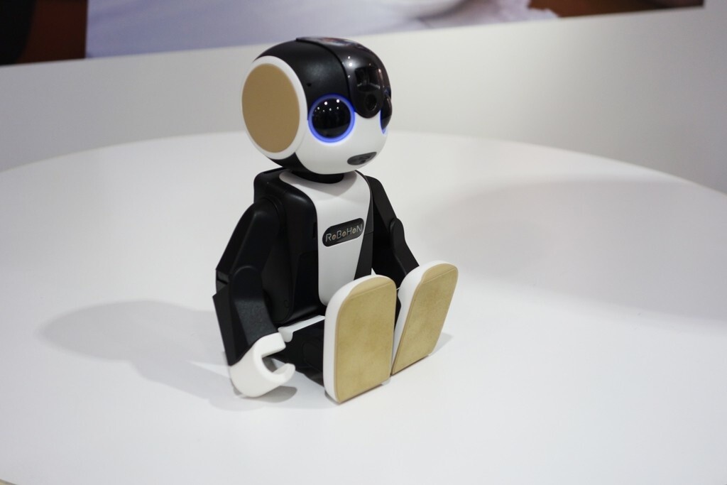 It’s Not a “Smartphone” - It’s “RoBoHon”! Sharp Debuts “RoBoHon” Robot That Also Turns into a Smartphone at CEATEC 2015 1
