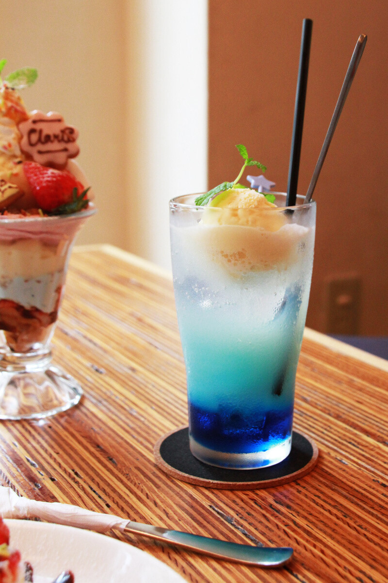 “Alice’s Float,” a drink made in the image color (blue) of Alice (600 yen). 6
