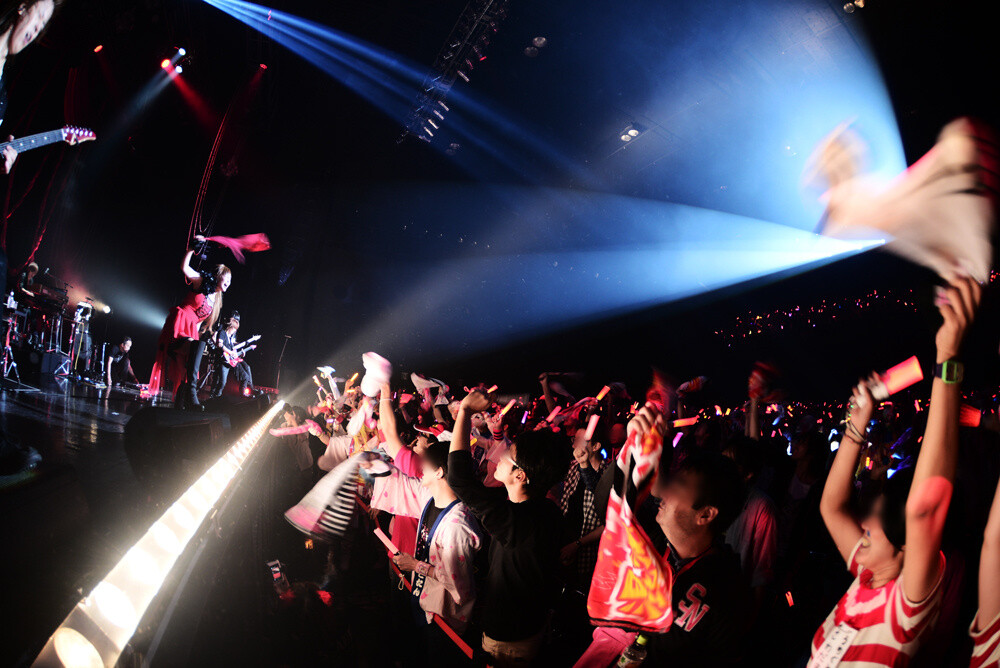 Shokotan closes in! The concert unfolded as she became one with the fans. 16