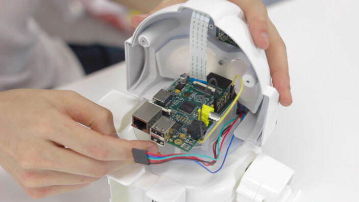 With Raspberry Pi installed, it can be equipped with a camera module. 5