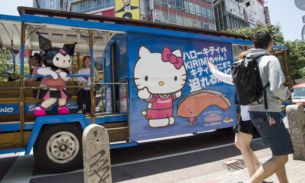 Sanrio characters suddenly appeared in Shibuya and attracted a gathering of cheering commuters. 3