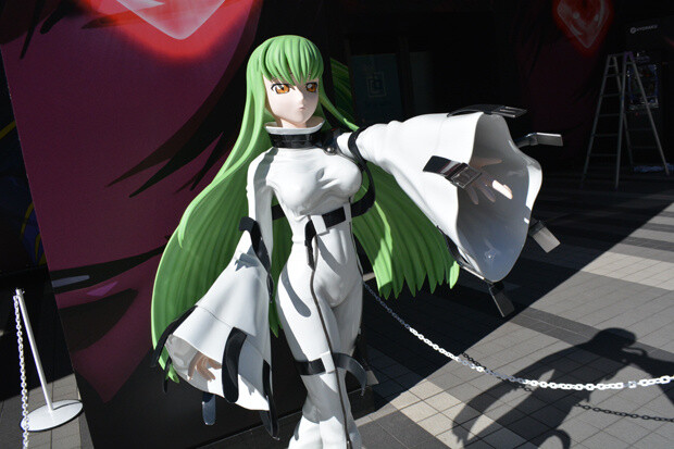 Life-Size Figures of Lelouch and C.C. Set Up in Front of Bellesalle Akihabara 5