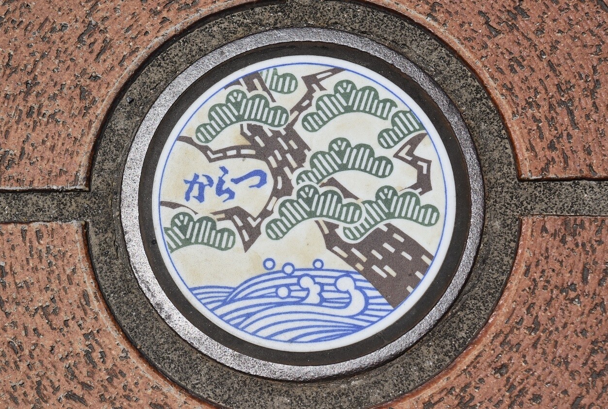 Karatsu City’s manhole with a pine tree design 2