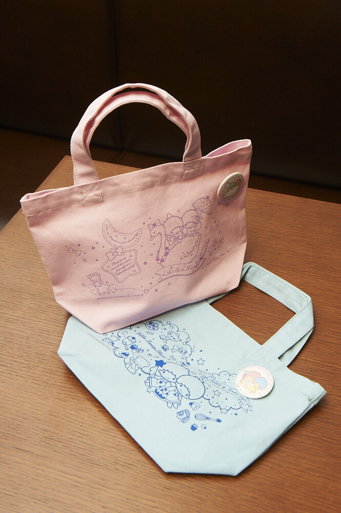The Kiki & Lala Cafe tote bag (pink or blue) (1,600 yen) is also useful as a makeup pouch. 2
