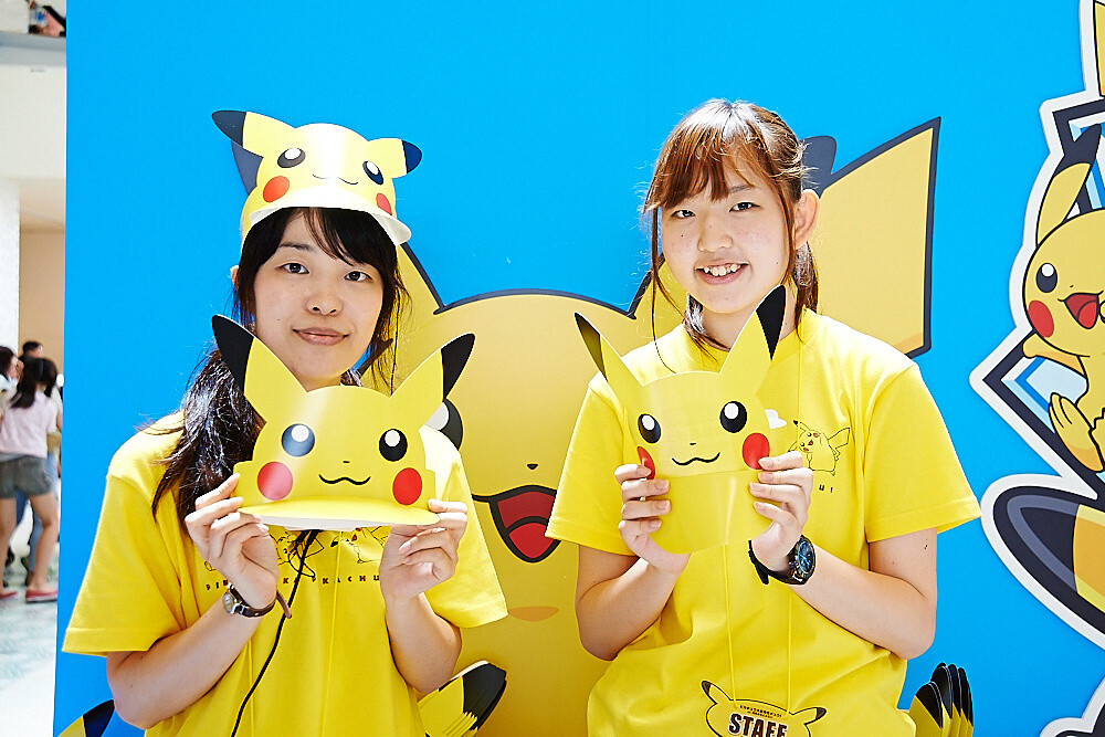 Sun visors were given out for free. 23