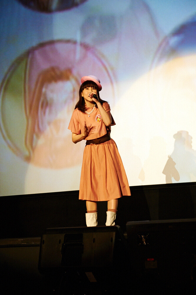 AiM singing the ending theme “Keep On.” 6