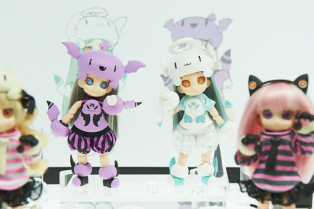The second part of the series is themed after angels and demons. In the center are REVdoll Noce on the right and REVdoll Maniana on the left. 2