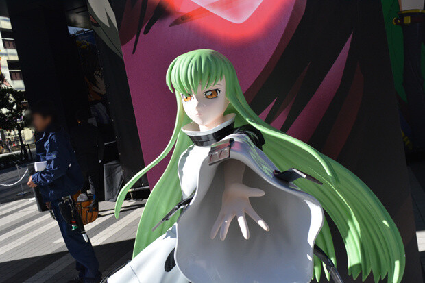 Life-Size Figures of Lelouch and C.C. Set Up in Front of Bellesalle Akihabara 7