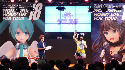 Left: the host of the event, voice actor Minoru Shiraishi. Right: Nitroplus’ product PR spokeswoman, Joy Makkusu. 0