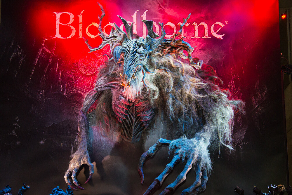 The Sony booth had a piece of art several meters large themed after *Bloodborne*. The work’s horror feel was on full display. 2
