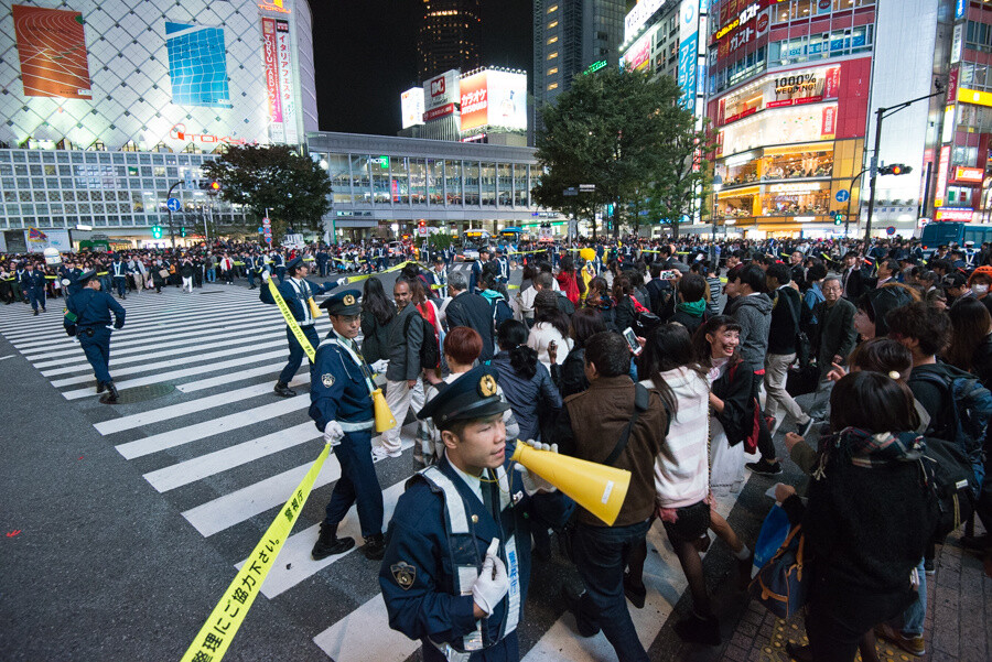 Intersection in front of Shibuya Station. Police officers were dispatched to direct traffic, which was also carried out last year to good effect. 1