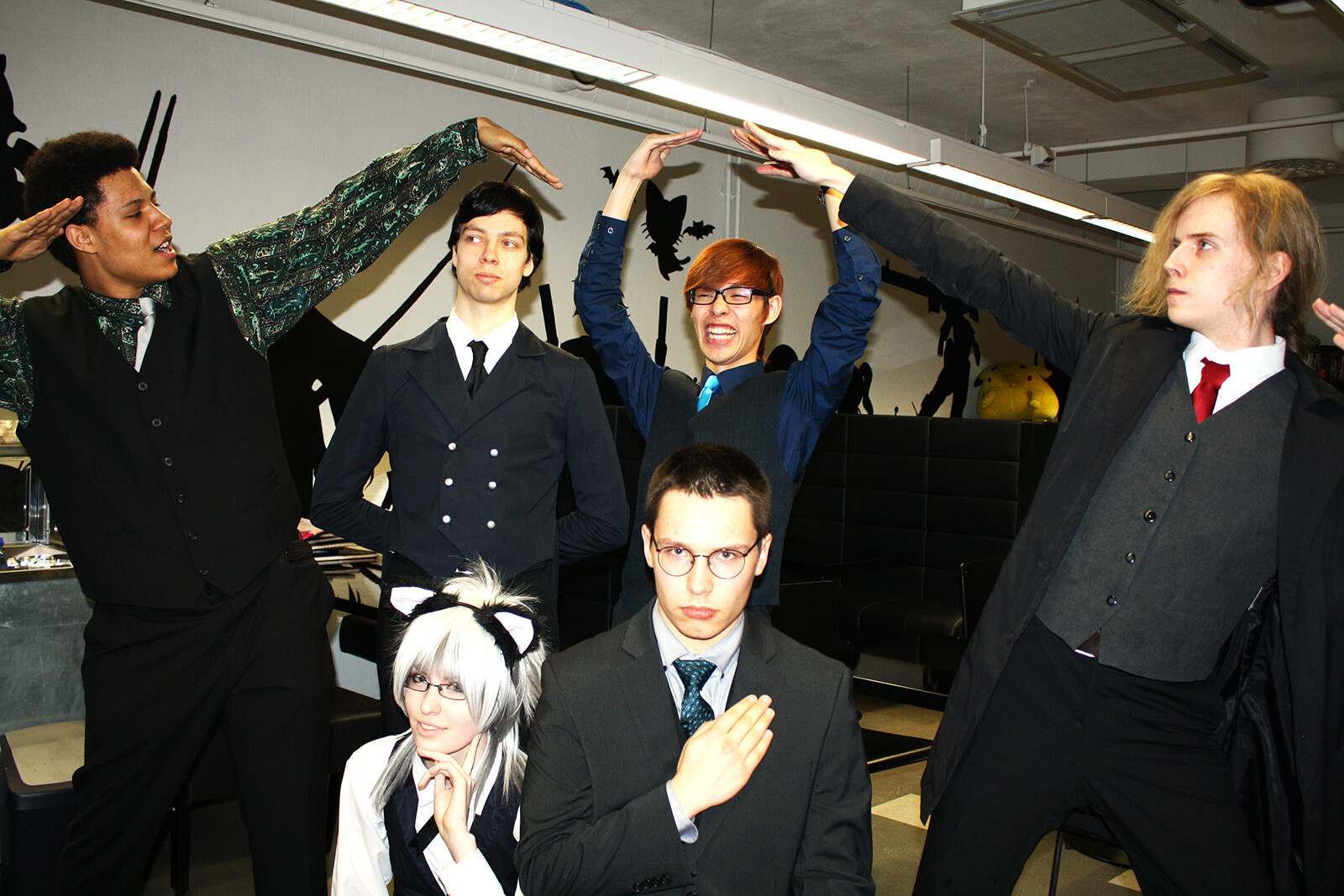Once work was finished, the butlers enjoyed joking around. Left from the back: Alpha, Visa, Hiro, Rika. Left from the front: Karakuri, Thomas.  1