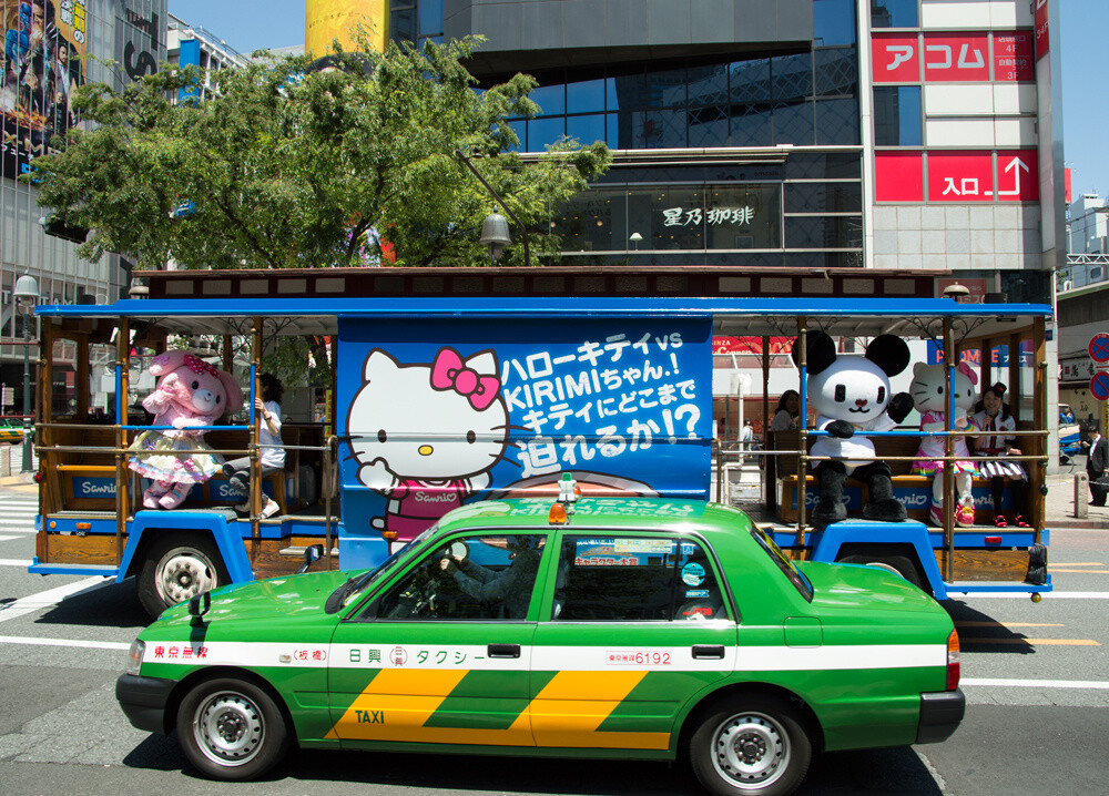 The Japanese on the wrapped bus reads, “Hello Kitty vs. Kirimi! How far will Kirimi close in on Hello Kitty?!” 1