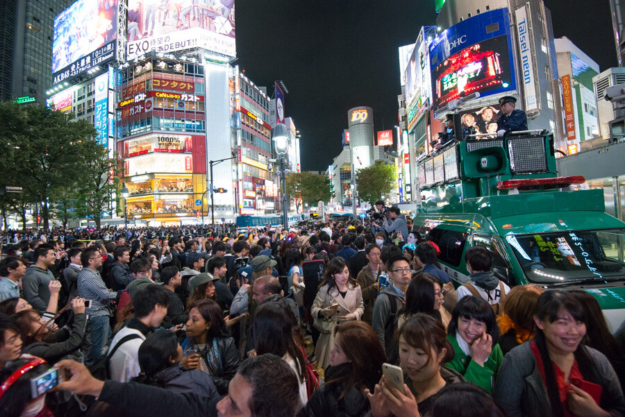 31 octobre, devant la gare de Shibuya. Les rues n’ont pas désempli de la toute la nuit, on se serait cru dans un train en pleine heure de pointe. 2