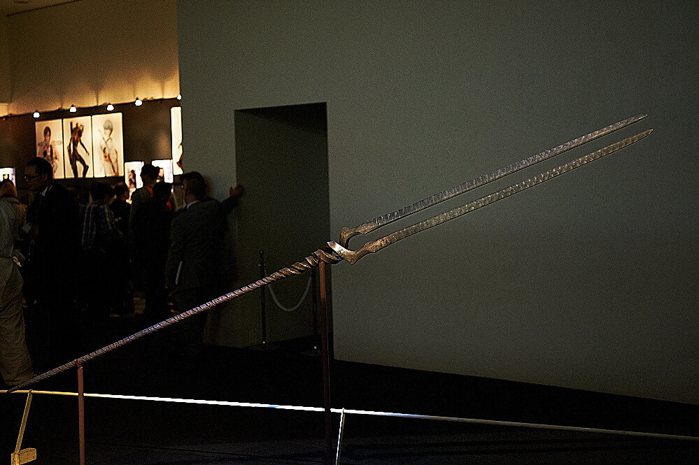 This large object, which far out-scales Japanese swords with a length of 3.32 meters and a weight of 22.2 kg, required a complicated production process for the two-prong blade and the spiral. 　 27