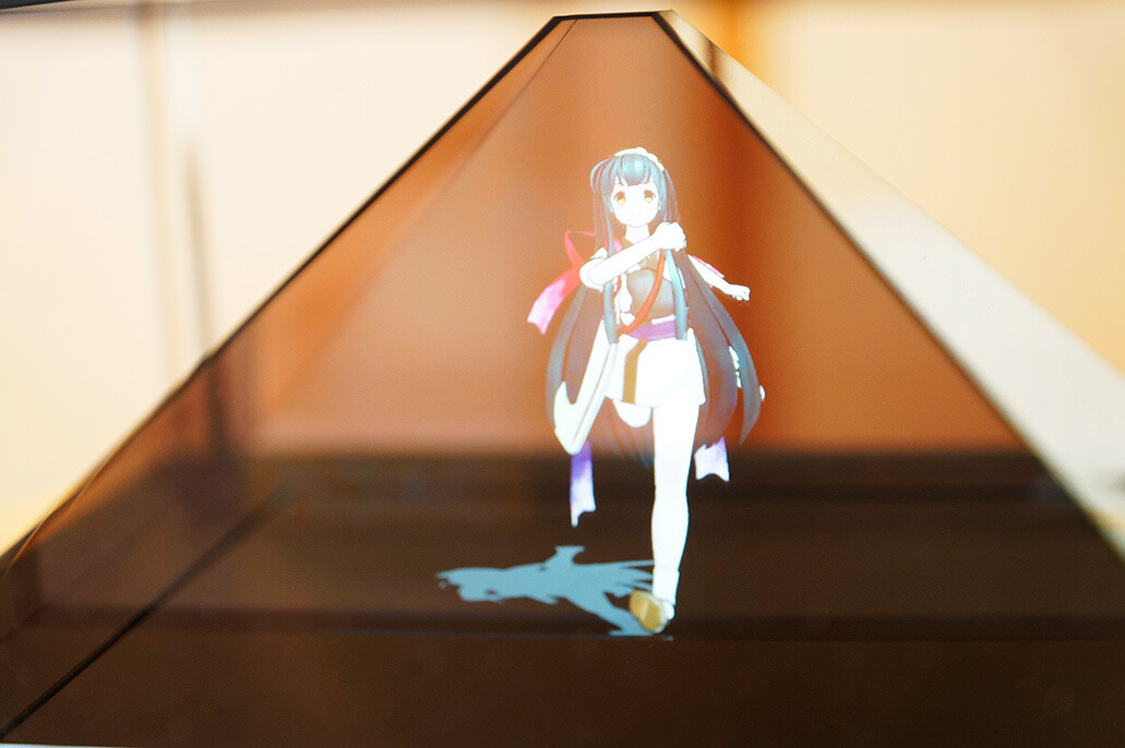 Holo Case Has Us Tech-Loving Otaku Stoked! 1