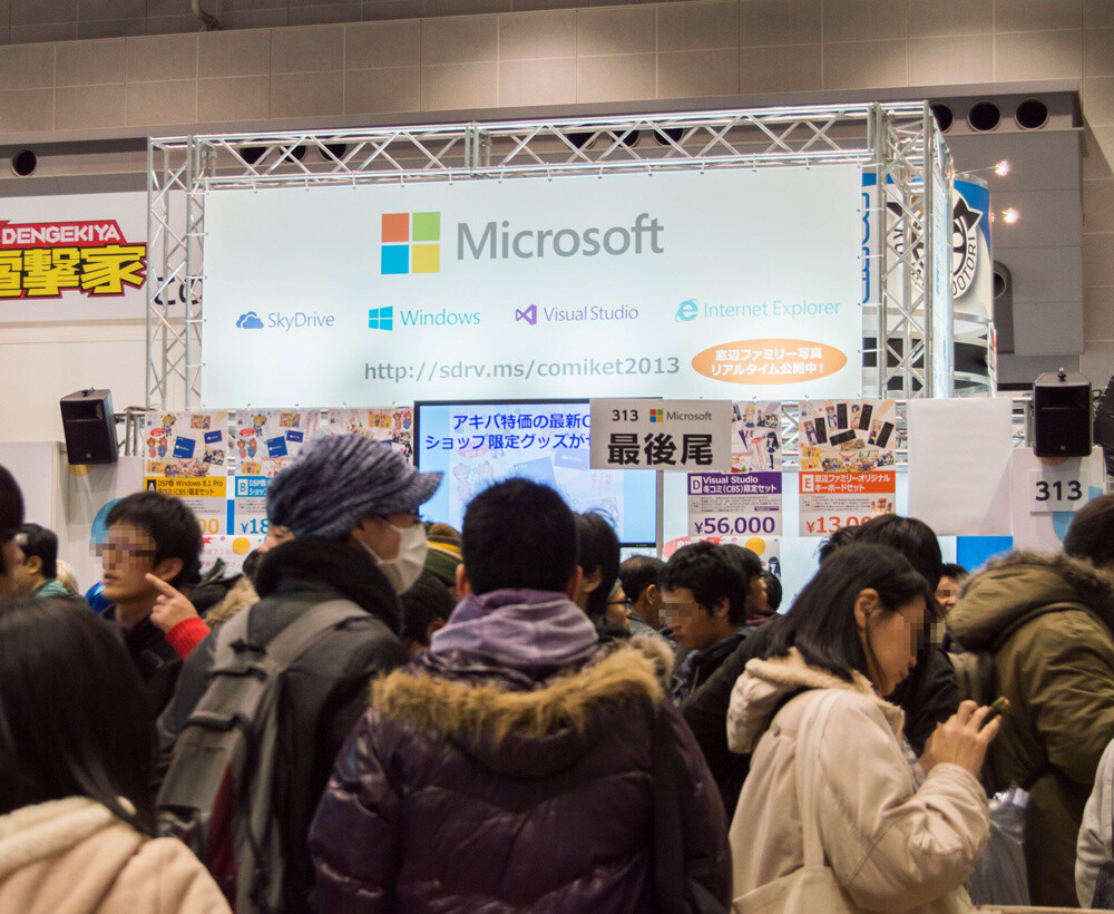 A Comiket-exclusaive tablet set and original keyboard set were on sale at the Microsoft Japan booth. These items were nearly sold out by noon. 25