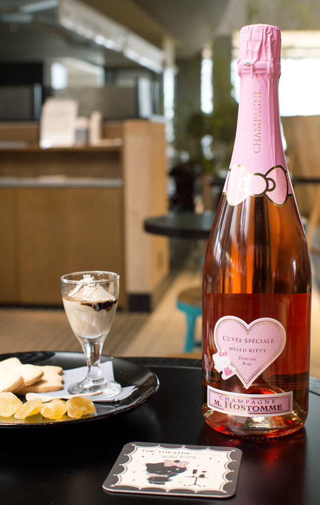 Hello Kitty rose champagne (1,800 yen). We were told that even those who don’t drink alcohol order this just for the charm that comes with it. 4