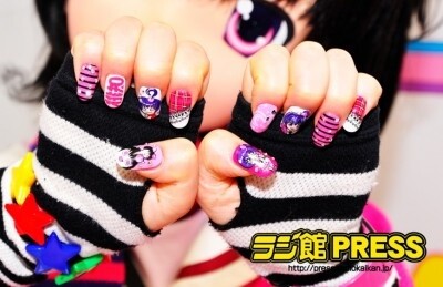 Momochi Minami is Manager for a Day at the Japan Nail Shop, Ita-color’s yellow! 2