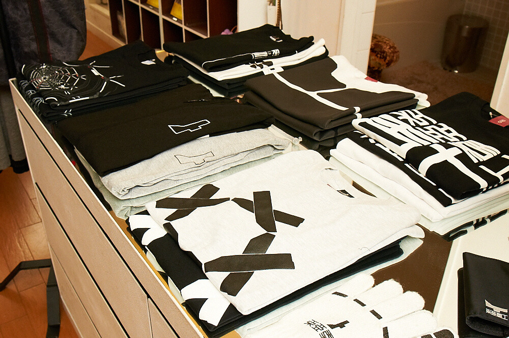 Aiming for High Dimension Anime/Manga Design: MHz Presents the Worlds of *Knights of Sidonia* and *Dorohedoro* in Clothing 1