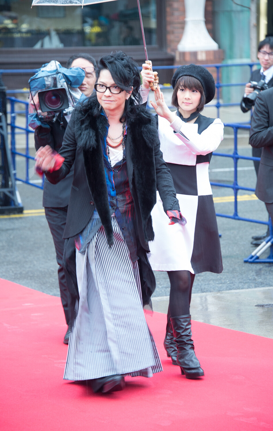 HYDE made an appearance at the opening ceremony for Universal Cool Japan. The large gathering of fans roared in applause. 1