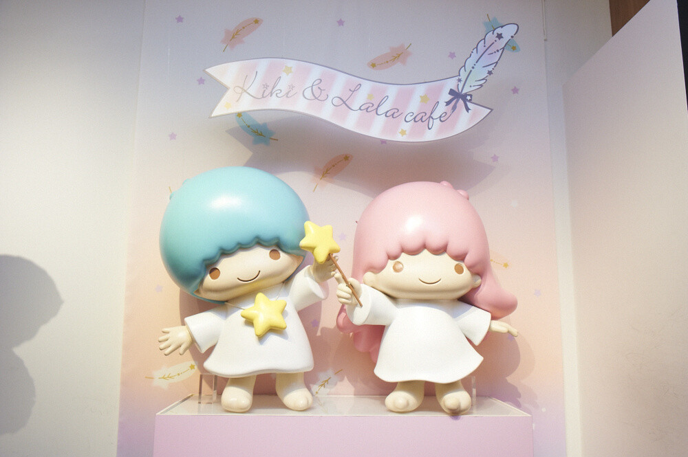 Large figures of Kiki & Lala greet guests at the entrance. They can even stop to take commemorative pictures with them. 0