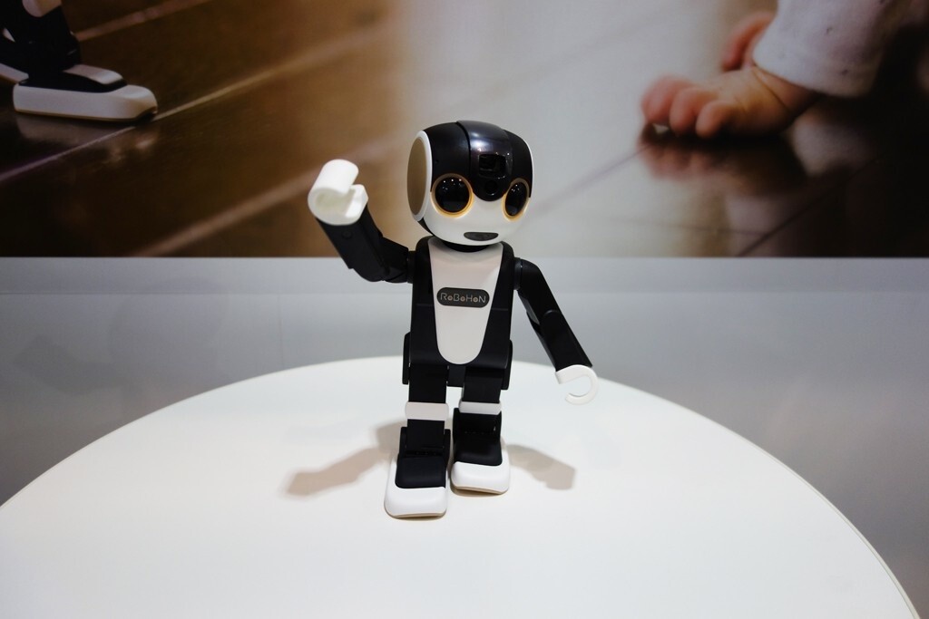 It’s Not a “Smartphone” - It’s “RoBoHon”! Sharp Debuts “RoBoHon” Robot That Also Turns into a Smartphone at CEATEC 2015 9