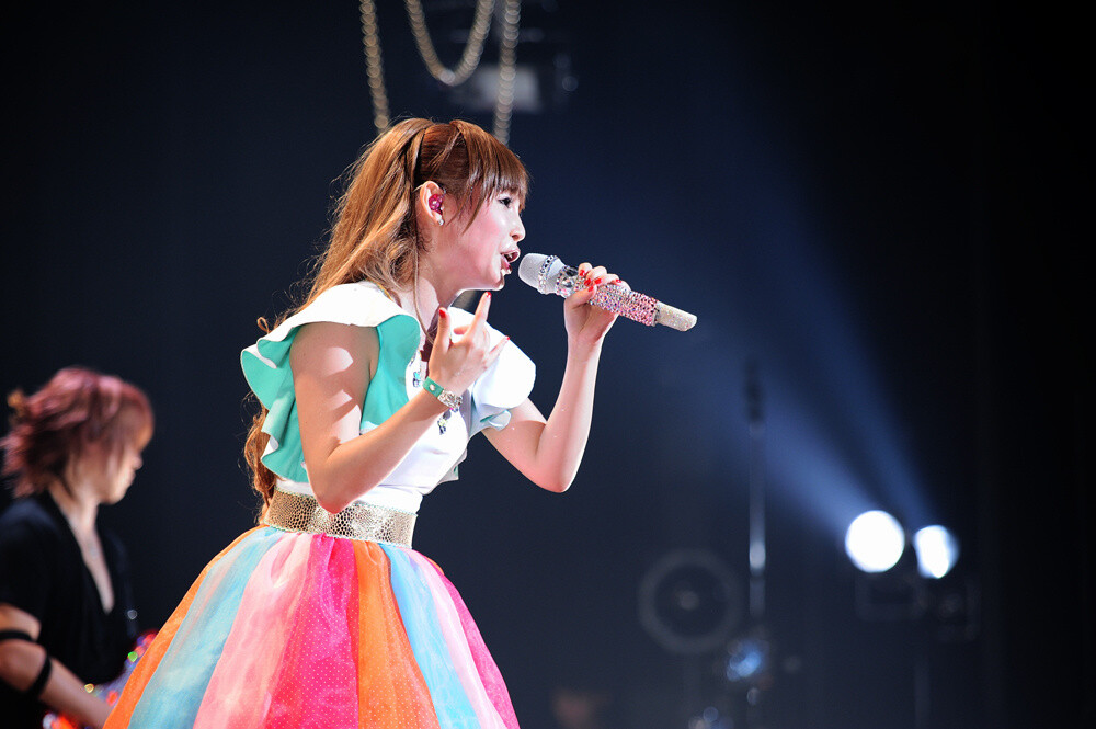 She enthusiastically sung 22 songs altogether, including her new songs “Sakasama Sekai” and “Once Upon a Time -Kibou no Uta-”. The fans yelled her name countless times. 7