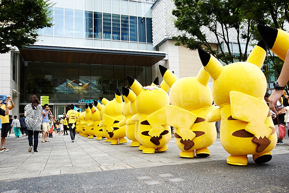 The Pikachus arrive at their next stop, MARK IS Minato Mirai. It looks like all the Pikachus are being sucked inside. 16