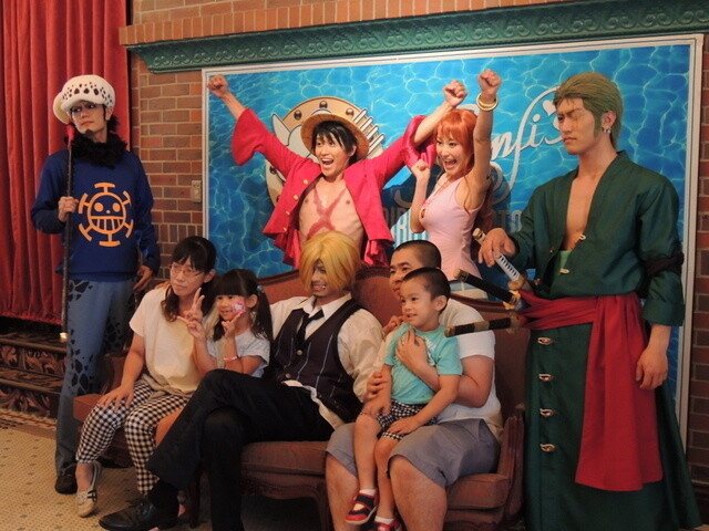A photo op with the Straw Hat Pirates. 2