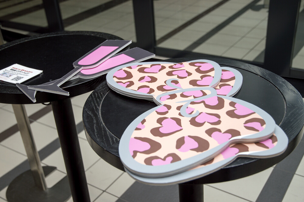 Hello Kitty’s ribbons on a table in front of the photo spot. Everyone, put these on and take a photo! 23