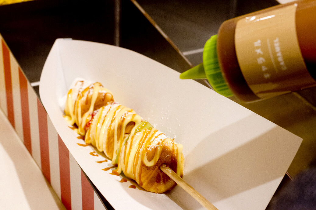 Enjoy a Dessert Skewer While Walking Around Osaka! 7