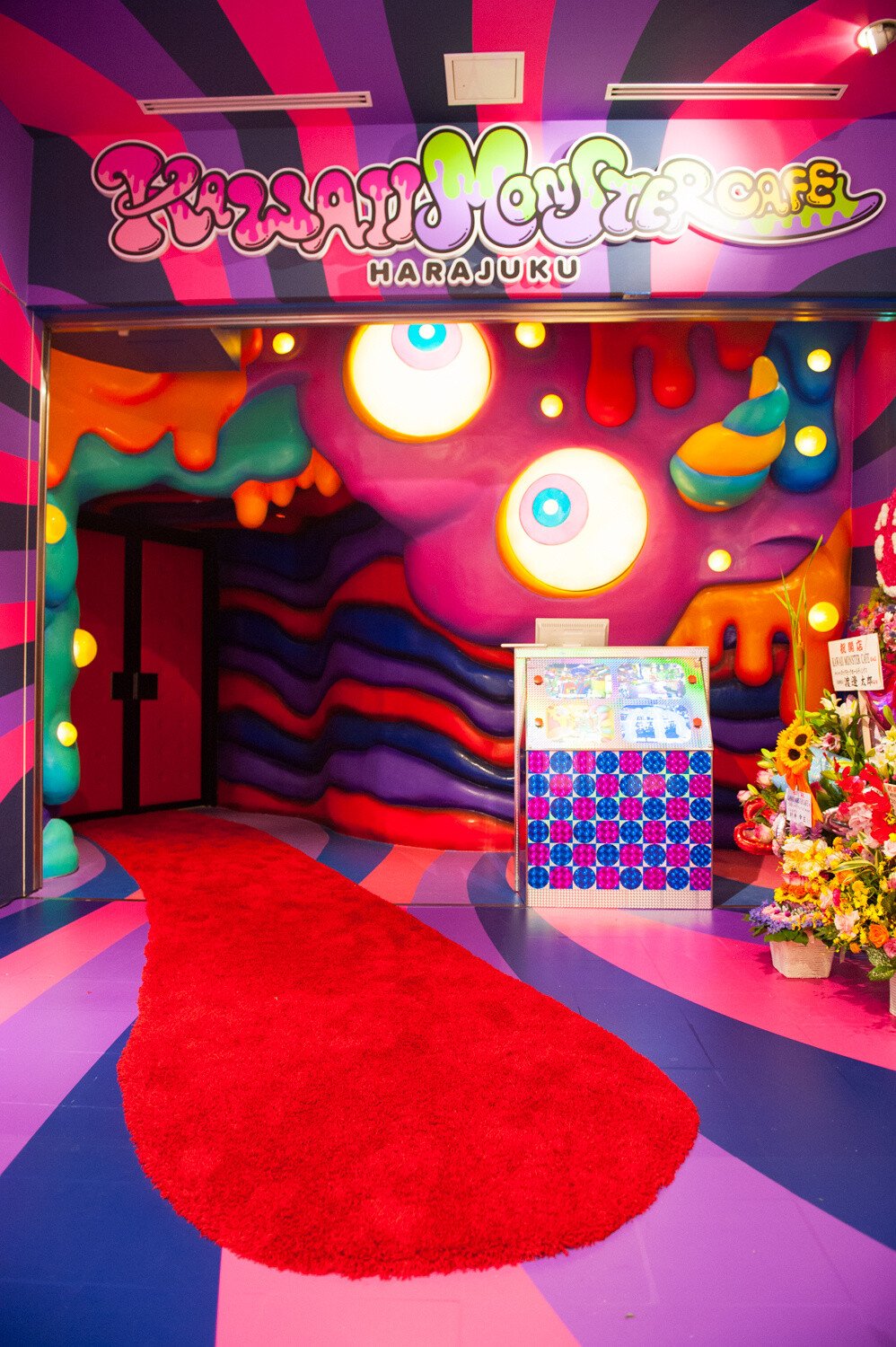 A cafe where you can experience the latest in Harajuku pop culture has opened - the Kawaii Monster Cafe. 39
