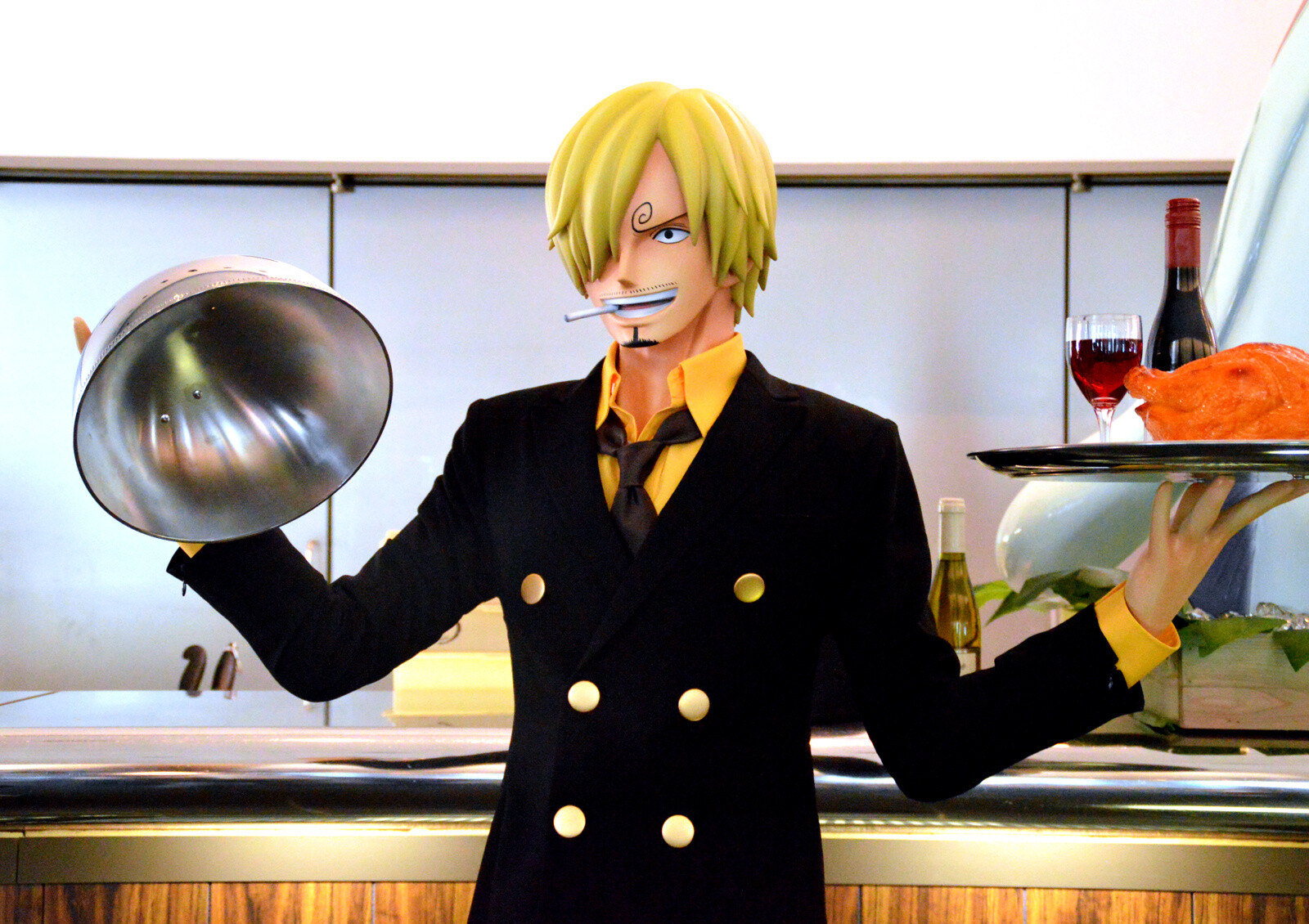 As expected of Sanji, he definitely won’t drop that wine and meat! 5