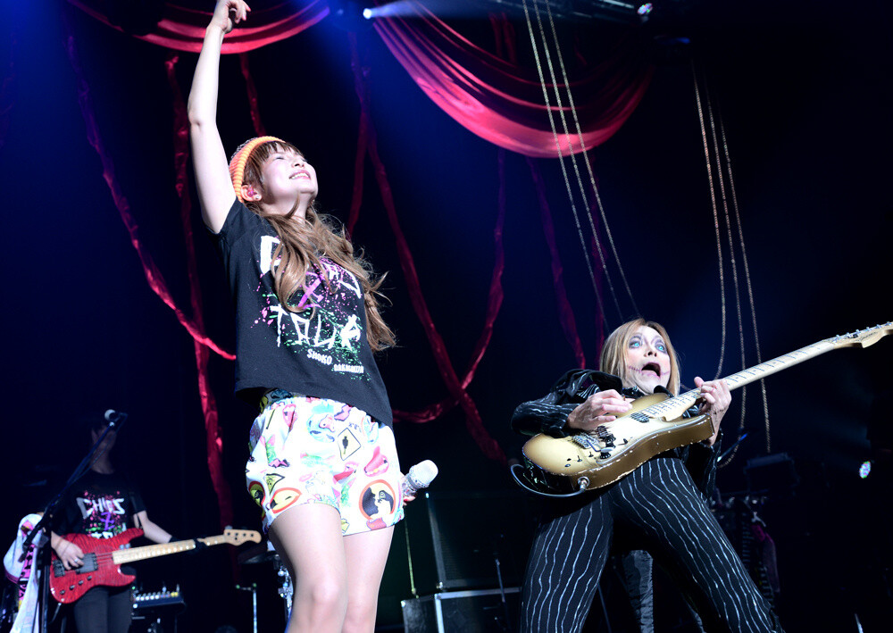 Rolly shocked the audience with such a guitar performance that one wouldn’t think he is 50. 23