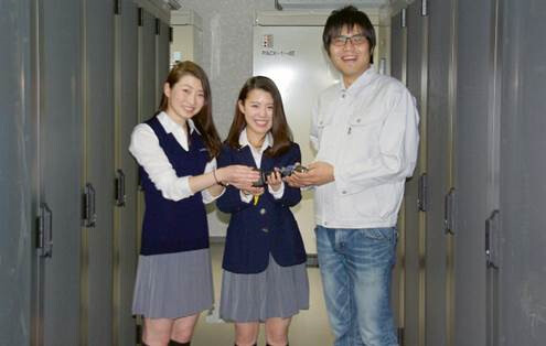 High school girls and a company employee 0