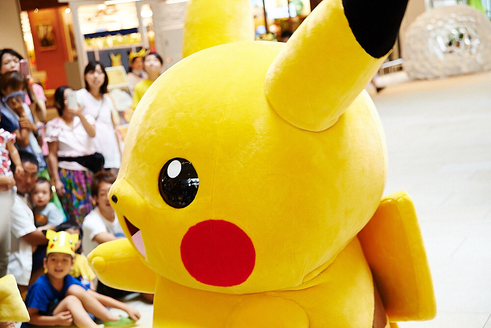 Pikachu giving a wave to the children in attendance. 20