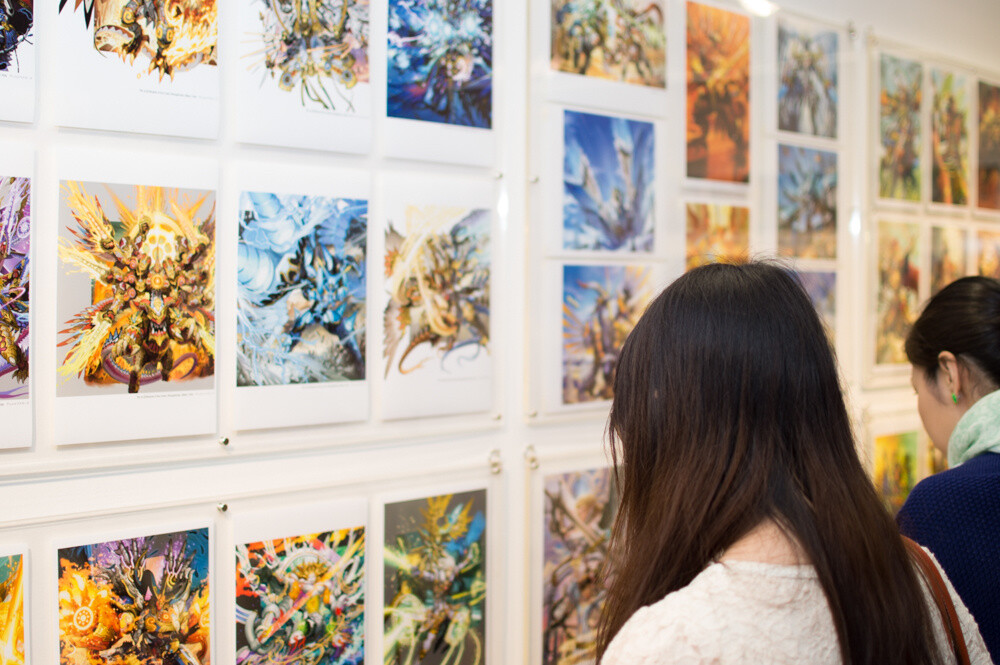 When Takayama began work as an illustrator, trading card games were just coming into popularity. Two or three new games came out every year, and some were later made into anime series. Takayama said: “If you think about the expansion of the business itself while looking at the illustrations, I think you may see them in a new and different way.” 4