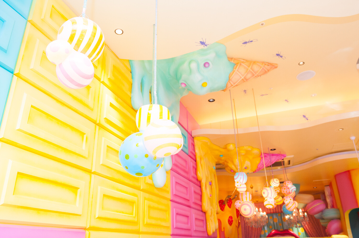 A cafe where you can experience the latest in Harajuku pop culture has opened - the Kawaii Monster Cafe. 4